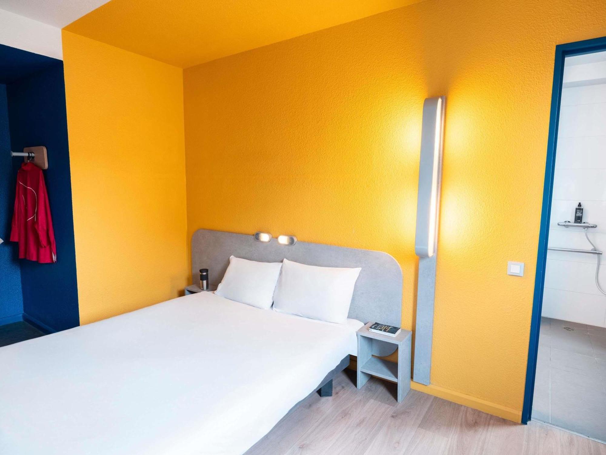 Chambre pour Personnes à Mobilité Réduite avec Lit Queen-Size Adapté